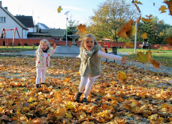 Zuzia i Sylwia :&#41;  łapanie liści to najlepsza zabawa na świecie 