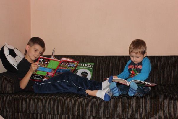 Braciszku poczytaj :&#41; Michałek lubi czytać bratu książki o jego pasji &#45; piłce nożnej