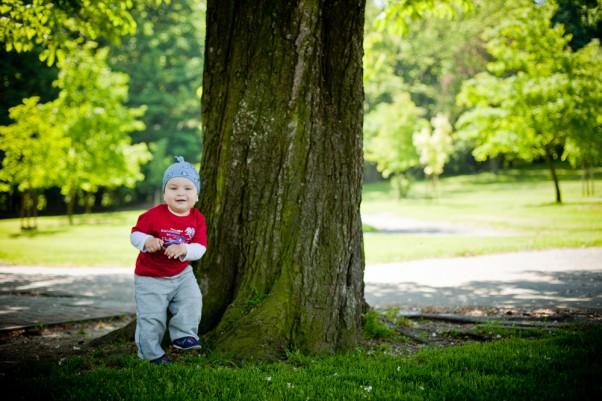 piękna i zielona Wiosna :&#41; Mateuszek uwielbia spacery wiosną w zielonym parku jest zawsze radosny :&#41;