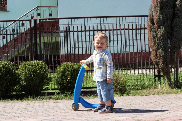 Wiosenne testowanie sprzętów jeżdżących... Wiosną mam i tato wyciągają wszystkie moje najlepsze zabawki do jeżdżenia &#45; najbardziej lubię hulajnogę, ale i rowerek jest super, każdą wolną chwile spędzę tej wiosny na testowaniu nowego rowerka od ebobasa ;&#41;