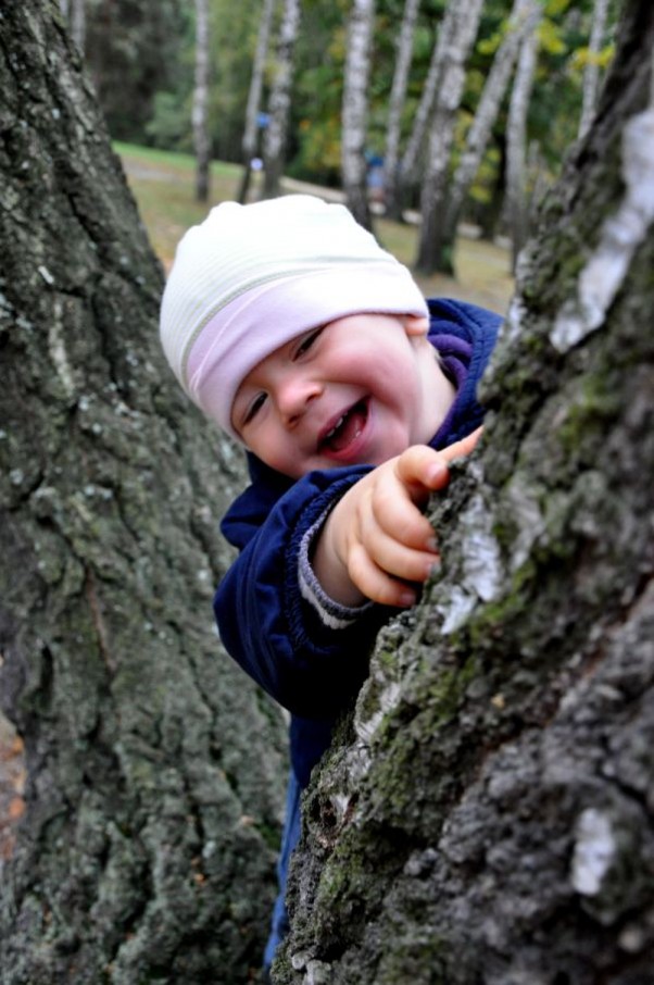 Zdjęcie zgłoszone na konkurs eBobas.pl żeby się świetnie bawić nie trzeba drogich zabawek, wystarczy las i rodzice ;&#45;&#41;
