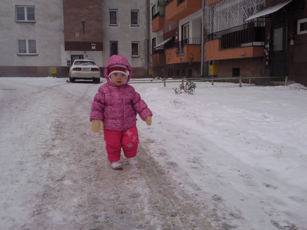 Zdjęcie zgłoszone na konkurs eBobas.pl Pierwszy spacerek po śniegu: