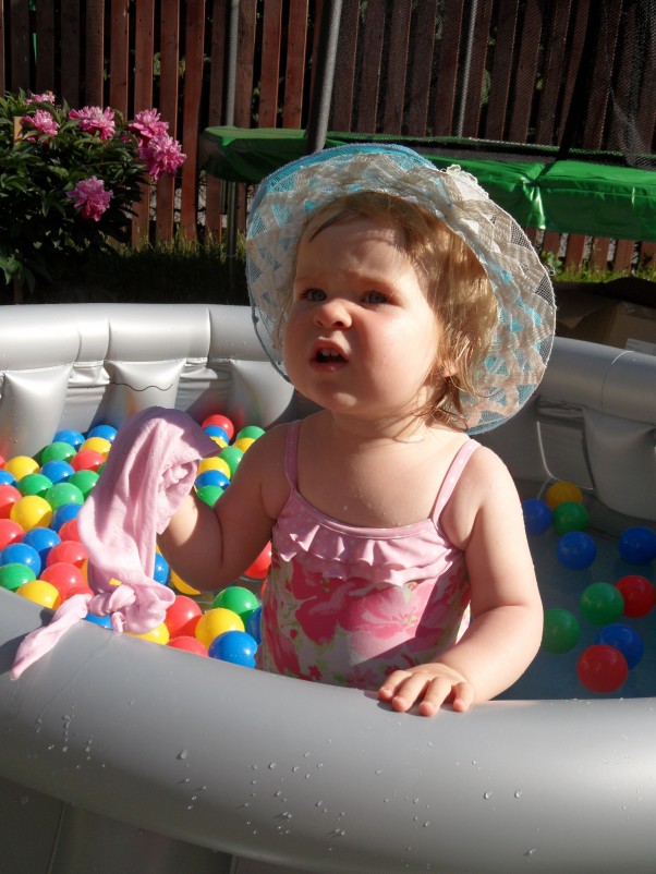 Zdjęcie zgłoszone na konkurs eBobas.pl Mamusiu już chusteczkę wyprałam w swoim baseniku:&#41; może Tobie coś wyprać ??? 