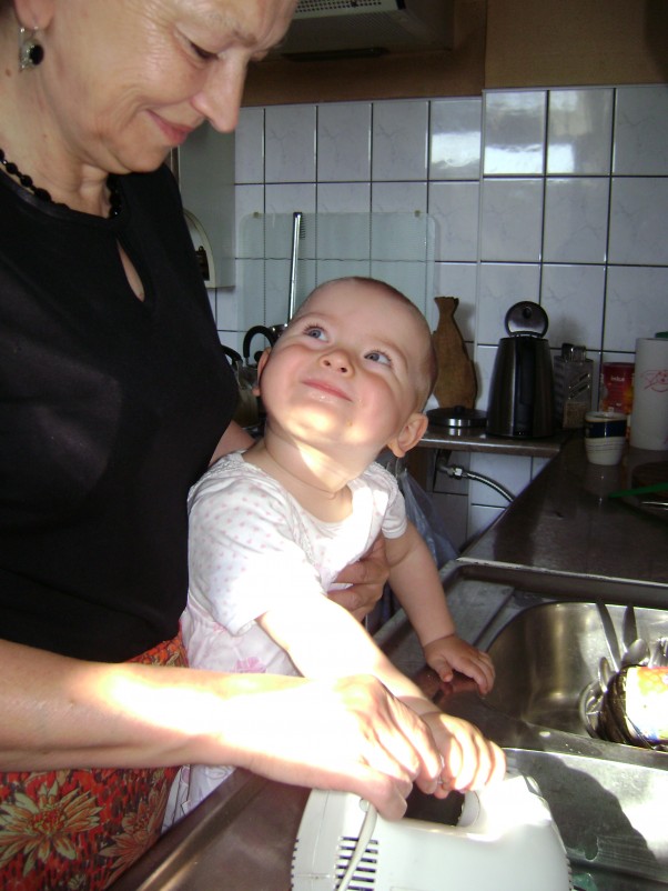 niezastąpiona Zuza w kuchni... Zuzia pomaga Babci w pieczeniu ciast ..:&#41;