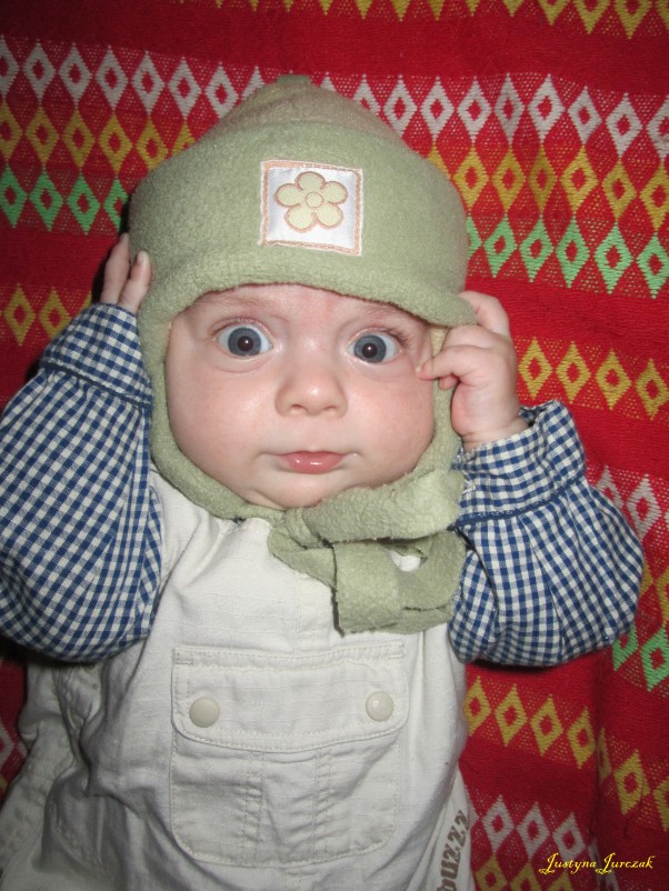Zdjęcie zgłoszone na konkurs eBobas.pl Ale mama ubrała mi obciachową czapkę na zimowe harce... :&#41;