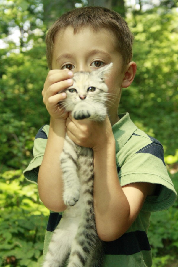 Oskarek z kotkiem o imieniu Tosia Mój świat zafarbował od koloru twoich oczu