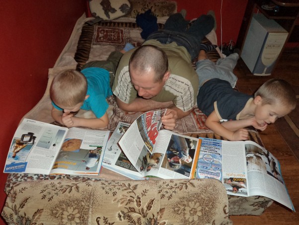 Zdjęcie zgłoszone na konkurs eBobas.pl Moi trzej mężczyźni zajęci wędkarska lekturą
