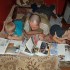 Moi trzej mężczyźni zajęci wędkarska lekturą