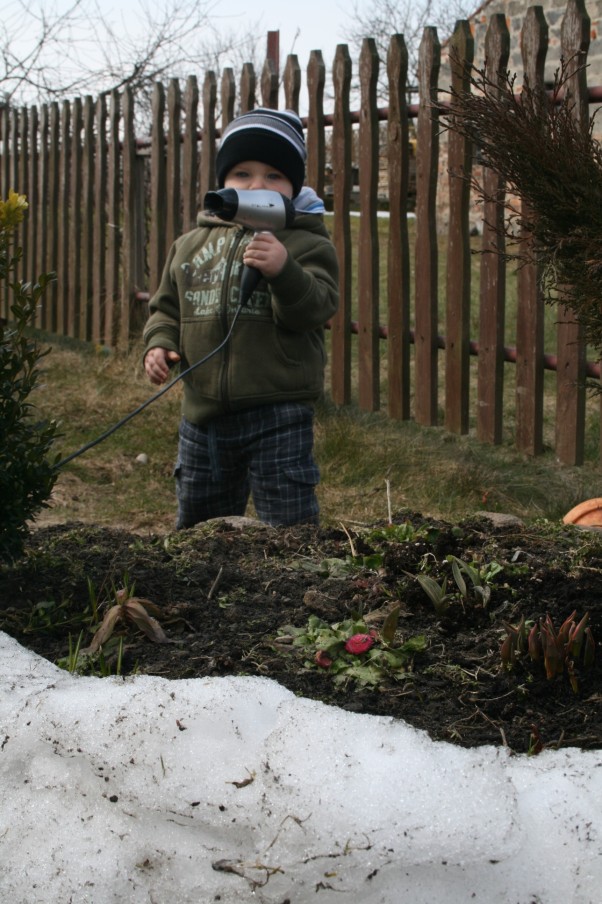 Suszenie A ja roztopie cały śnieg by kwiatki mogły urosnąć 