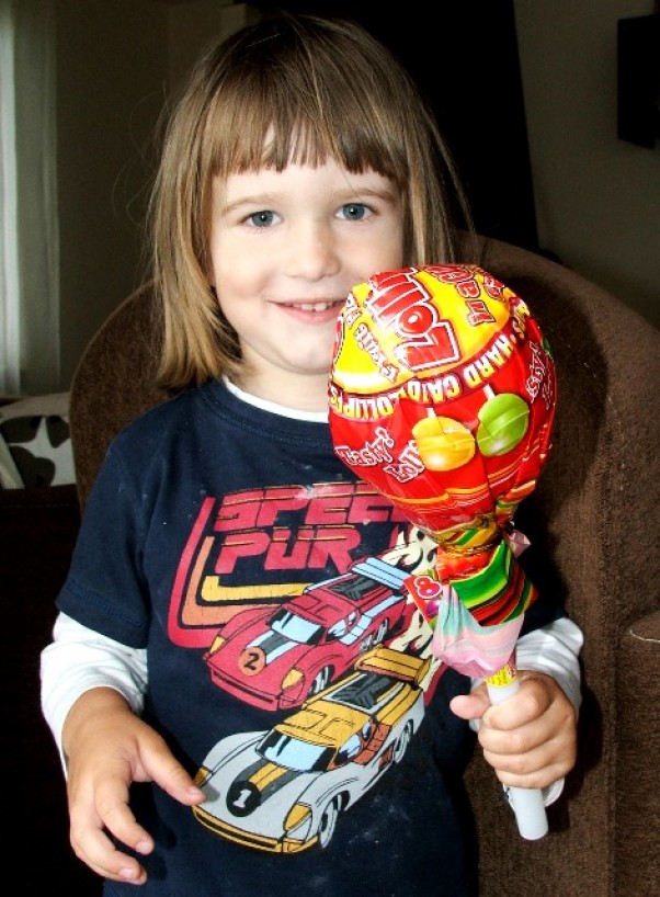 Słodziak  . Każde dziecko uwielbia słodkości, ale Łukaszek 3,5 lat potrafi zjeść lizaka nie małych rozmiarów :P