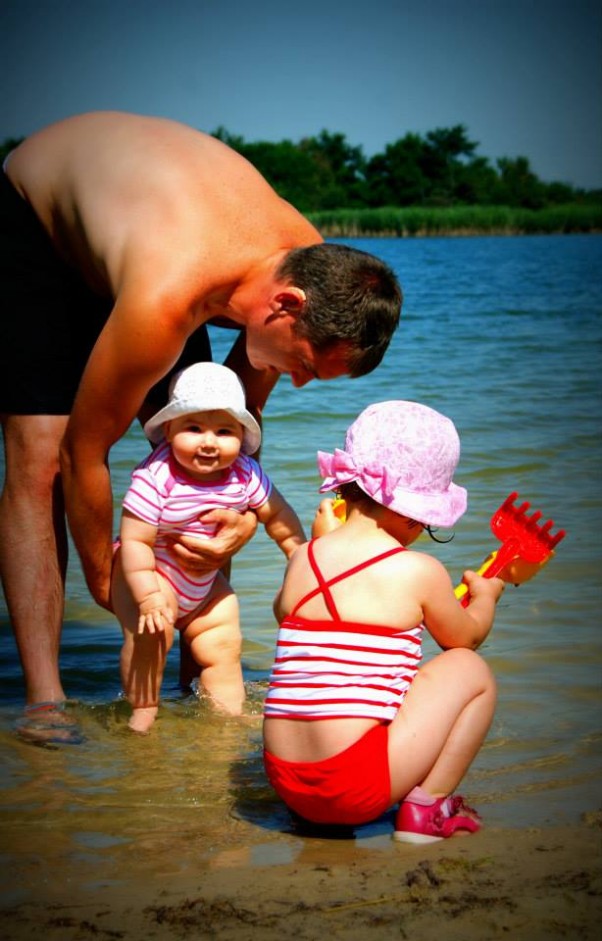 Zdjęcie zgłoszone na konkurs eBobas.pl Pomimo lęku przed wodą, w ramionach taty bezpiecznie i przyjemnie