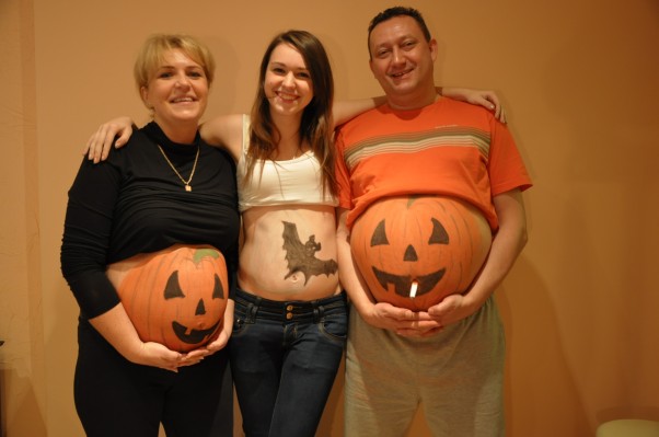 Hallowenowa rodzinka Radość z późnego macierzyństwa. Pośrodku nasza już pełnoletnia córcia, która nam te brzuchy wymalowała&#45; Hallowen 2012