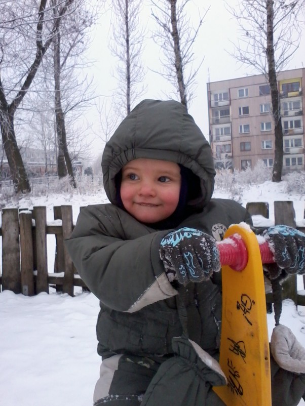 Zdjęcie zgłoszone na konkurs eBobas.pl Zimą ma placu zabaw też może być niezła frajda :&#41;