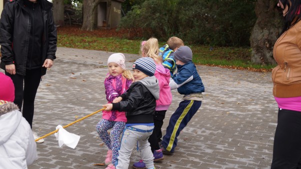 Zdjęcie zgłoszone na konkurs eBobas.pl Klasowe święto pieczonego ziemniaka!!!\nPrzeciąganie liny, trzeba rozgrzać maluchy w tak zimny dzień!!!