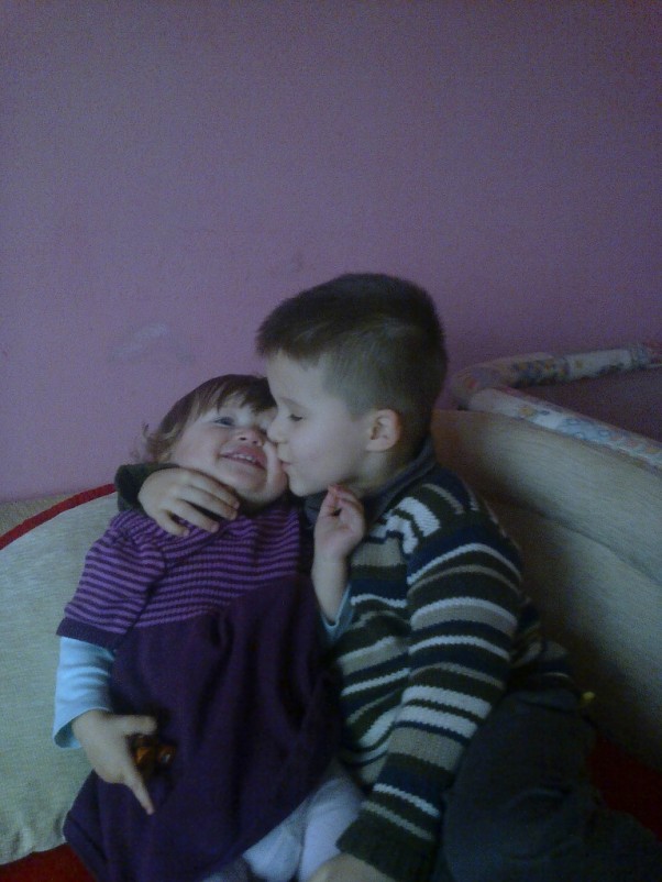 Zdjęcie zgłoszone na konkurs eBobas.pl Dzieciństwo : rodzeństwo to prawdziwy skarb \n&quot;jak pięknie pachniesz od snów&quot; &#45;mów synek do córki :&#41;