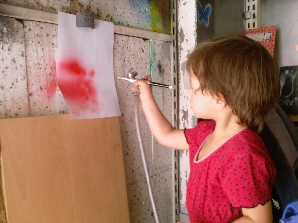 nauka malowania areografem :&#41; nasza córcia lubi poznawać różne techniki rysunku więc tatuś pokazał jej jak się maluje areografem i szybko załapała co i jak ma robić :&#41; umie już robić pajączki :&#41; 