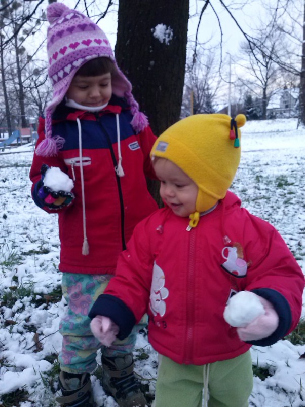 bitwa na śnieżki :&#41; Pateńka i Rafcio uwielbiają śnieg i zabawy na śniegu więc jak tylko spadło trochę to urządziliśmy bitwę na śnieżki i na końcu wszyscy byli w białe ciapki he he nawet mamusia :&#41;