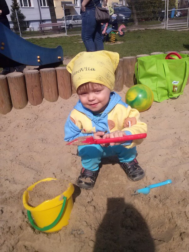 Rafi w piasku.jpg Rafi uwielbia zabawy w piasku :&#41;