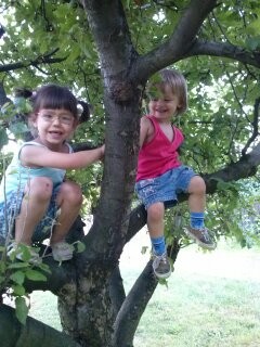 na drzewie :&#41; Pati i Rafcio na drzewie w letni dzionek :&#41;
