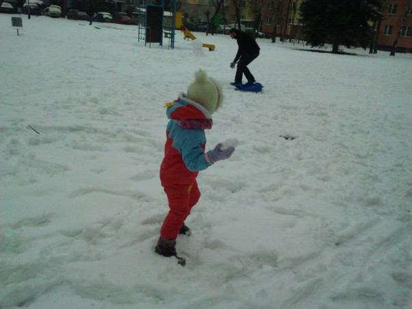 Zdjęcie zgłoszone na konkurs eBobas.pl najlepsza zabawa na śniegu to wojna na śnieżki z tatą 