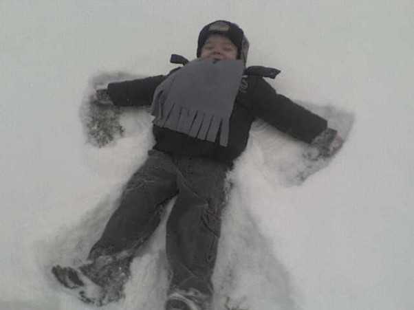 Zdjęcie zgłoszone na konkurs eBobas.pl mateuszek lat 4 zawsze jak śnieg to robimy orzełka.;