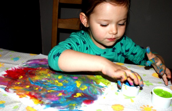 Boody painting i laurka dla mamy Połączenie przyjemnego z pożytecznym czyli brudne acz szczęśliwe dziecko i wniebowzięta mama, zachwycona kreatywnością i dziełem. Co przedstawia obraz wiemy my i to wystarczy. Bo malowanie to nie odtwarzanie obrazów to uwolnienie duszy od schematów ;&#41;