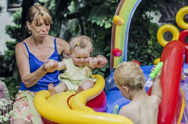 Zabawy z babcią Pierwsze doświadczenia z basenem, ale z babcią i braciszkiem nic nie jest straszne!