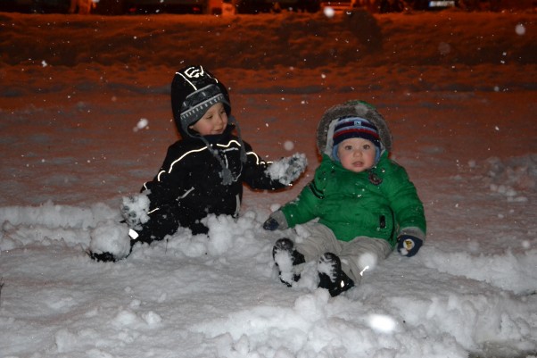 Zdjęcie zgłoszone na konkurs eBobas.pl Z młodszym bratem&#45; pierwsza wspólna śnieżkowa zabawa :D