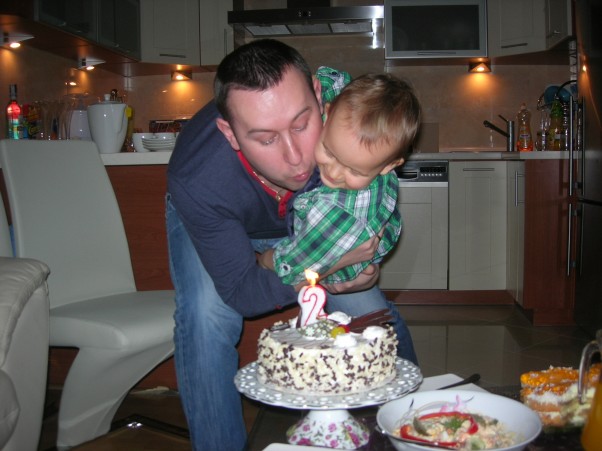 Mam 2 latka :&#45;&#41; Olivier świętuje drugie Urodziny :&#45;&#41; Nie ma jak pomyśleć największe marzenie w ramionach taty :&#45;&#41; i spróbować Urodzinowego torciku. Wszystkiego Najlepszego synku. Kocham Cię. Tata