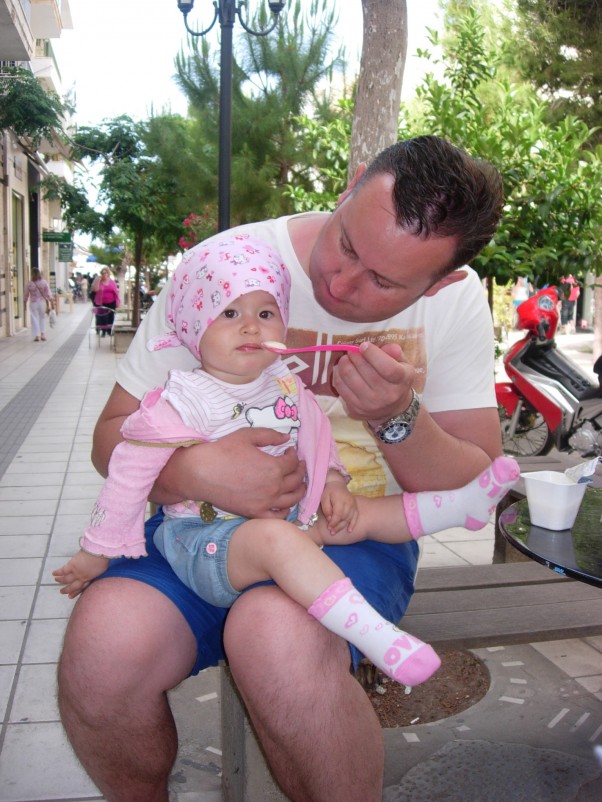 Diana z tatusiem w Agios Nikolaos :&#45;&#41; Deserek najlepiej smakuje z tatusiem. W słonecznym miasteczku Agios Nikolaos zwiedzamy i delektuję się deserkiem w towarzystwie tatusia. Smakuje pysznie :&#45;&#41;