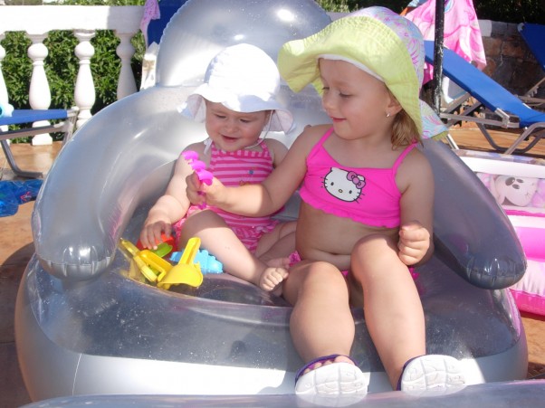 Małe księżniczki. Dziewczynki uwielbiają zabawę na pontonie w słoneczny wakacyjny dzień. Lato lato lato wszędzie. Dużo słońca i uśmiechu, bo lato to zabawa.