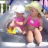 Dziewczynki uwielbiają zabawę na pontonie w słoneczny wakacyjny dzień. Lato lato lato wszędzie. Dużo słońca i uśmiechu, bo lato to zabawa.