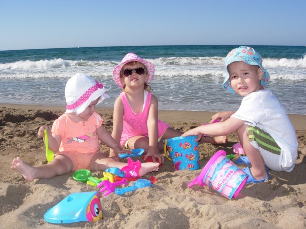 Zabawa na plaży Nie ma to jak zabawa na słonecznej plaży pełnej piasku i szumu fal. Dzieciaki uwielbiają szaleć na plaży kiedy pogoda dopisuje. Lato to bowiem wspaniała zabawa, a plażowanie pełne atrakcji to wielka frajda dla dzieci.