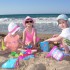 Nie ma to jak zabawa na słonecznej plaży pełnej piasku i szumu fal. Dzieciaki uwielbiają szaleć na plaży kiedy pogoda dopisuje. Lato to bowiem wspaniała zabawa, a plażowanie pełne atrakcji to wielka frajda dla dzieci.