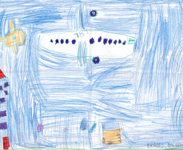 Nawet dzieci zafascynowane Boeing 787 Błażej Maćkiewicz lat 6\nBoeing 787 o którym wczoraj było bardzo głośno towarzyszy także w tematach rysunkowych mojego synka. Boeing 787 leci do Polski jest tuz nad lotniskiem i widać nawet wieże kontroli lotów i mgła :&#41;