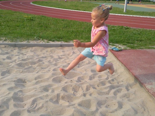 Zdjęcie zgłoszone na konkurs eBobas.pl Karolinka, 4 latka na orliku w Gliwicach:&#41;