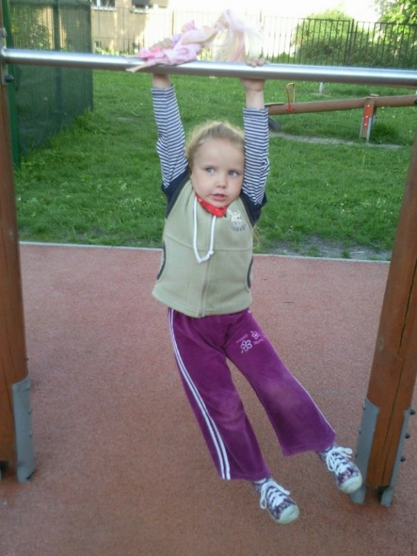 Zdjęcie zgłoszone na konkurs eBobas.pl Dziec­ko jest chodzącym cu­dem, je­dynym, wyjątko­wym i niezastąpionym. Karolinka, 4 latka. Oczko w głowie:&#41;