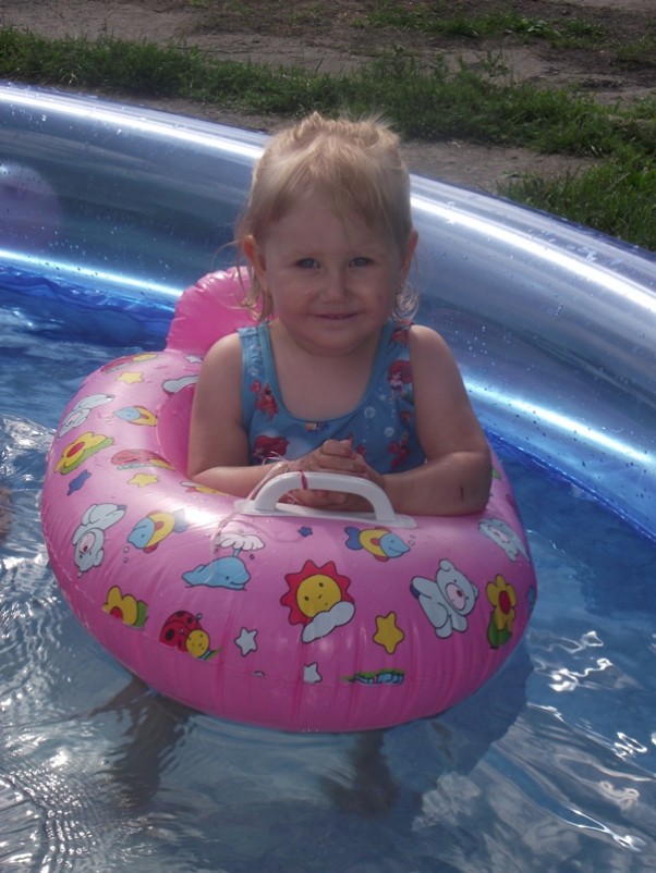  Amelka w basenie Amelka kocha wodę i przeróżne zabawy w niej, najchętniej lubi wygłupy w basenie ze starszym bratem