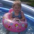 Amelka kocha wodę i przeróżne zabawy w niej, najchętniej lubi wygłupy w basenie ze starszym bratem