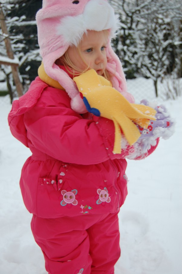 Hu,hu,ha... zima nie jest taka zła! Każdy maluch skacze z radości, gdy wreszcie spadnie pierwszy śnieg. Zabawom na dworze nie ma wtedy końca....i co z tego, że mama zmarznięta... przecież jest tyyyyle do zrobienia!