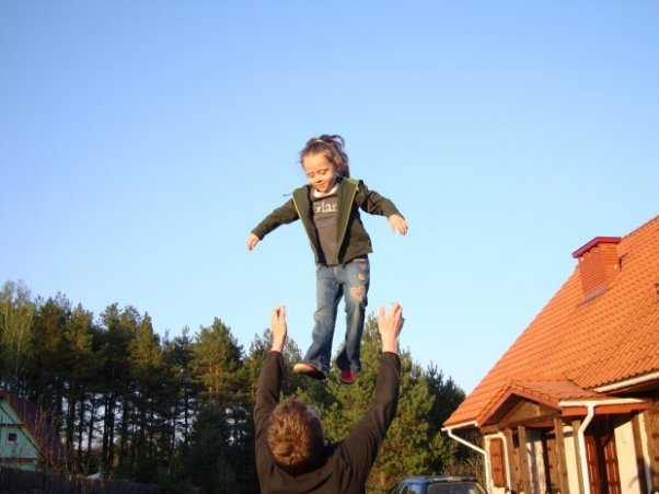 fruw.jpg Tak można się bawić tylko z tatą, mama w takich chwilach zamyka oczy. 