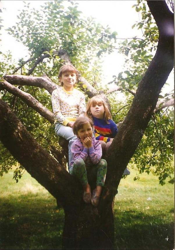 moje wakacje u babci i zdjecie na jabłoni Zdjęcie zrobione 20 lat temu na wakacjach u babci na wsi nieopodal rzeki Bug:&#41; Na focie od góry ja&#40;11 lat&#41;,i moje siostry 9 i 7 lat.\nPiękne,młode beztroskie &#45;&#45;jeszcze wtedy:&#41;