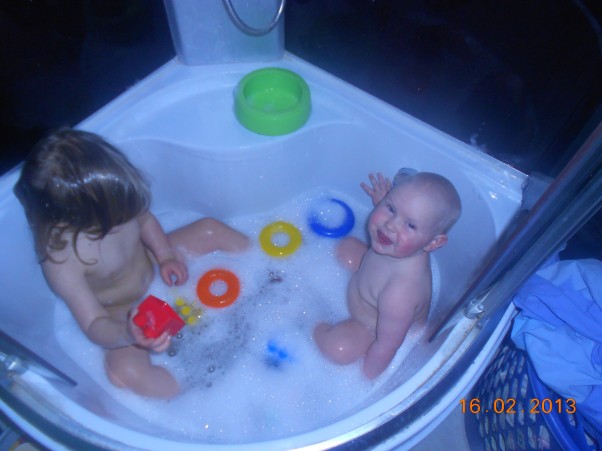 uwielbiamy kąpiel moje coreczki uwielbiaja podczas kapieli chlapac sie nawzajem jest to dla nich swietna zabawa
