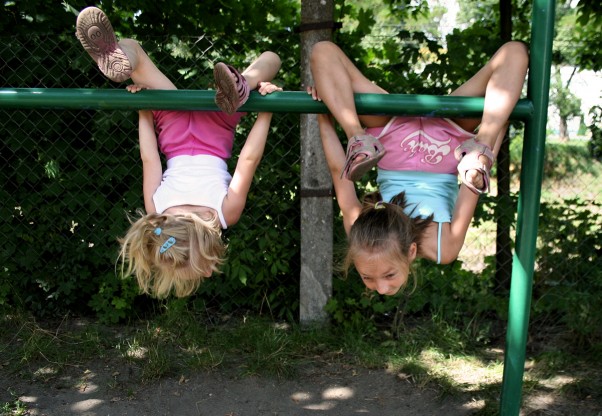 Zdjęcie zgłoszone na konkurs eBobas.pl Wikusia uwielbia aktywne spędzanie czasu m.in. przewijanki na trzepaku