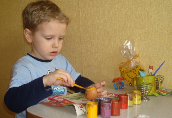 Święta tuż tuż Przygotowania do świąt idą pełną parą...ja maluję jajka,a mamusia myje okna,podłogi itp.Ale ze mnie pomocnik!!!