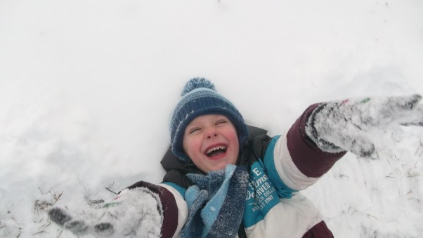 Białe szaleństwo :&#41; Synek szaleje na śniegu bez opamiętania...jego uśmiech mówi sam za siebie.Po prostu to uwielbia:&#41;