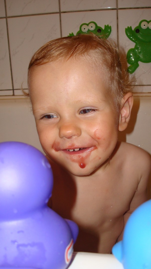 Zdjęcie zgłoszone na konkurs eBobas.pl Jeśli jest się dzieckiem to nawet w trakcie kąpieli można się troszkę wybrudzić.Mamusia wybaczy wszystko:&#41;