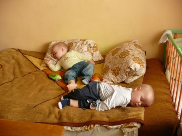 śpiący chłopcy.jpg 