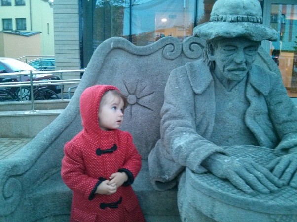 jesienny spacerek :&#41; Ola uwielbia oglądać rzeźby &#45;  pomniki naszego miasta i tak oczywiście musiałam zrobić dziecku zdjęcie przy rzeźbie :&#41;