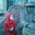 Ola uwielbia oglądać rzeźby &#45;  pomniki naszego miasta i tak oczywiście musiałam zrobić dziecku zdjęcie przy rzeźbie :&#41;